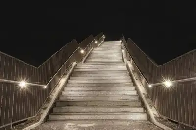 Nachtaufnahme der Treppe am Arnulfsteg in München