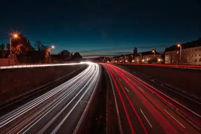Langzeitbelichtung / Lichtspuren auf der A96 in München-Laim