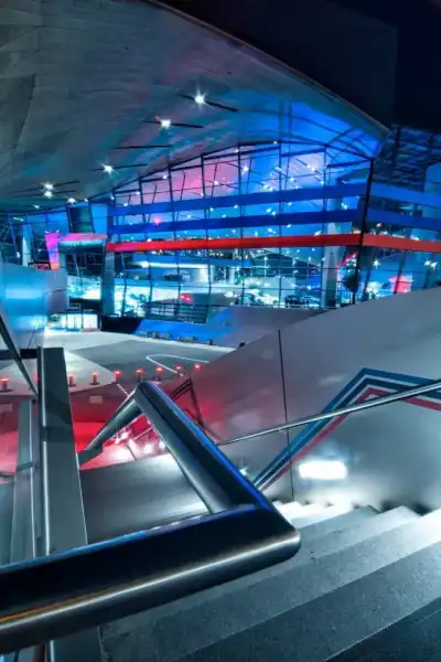 Nachtaufnahme der BMW-Welt in München