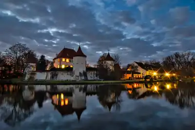 Nachtaufnahme von Schloss Blutenburg in München