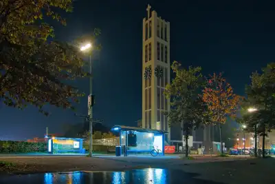 Nachtaufnahme an der Kirche St. Thomas Morus in München