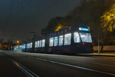 Straßenbahn an der Haltestelle Westfriedhof in München
