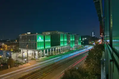 Blick auf die nächtliche Landsberger Straße in München