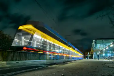 Lichtspuren einer Straßenbahn am Westfriedhof in München