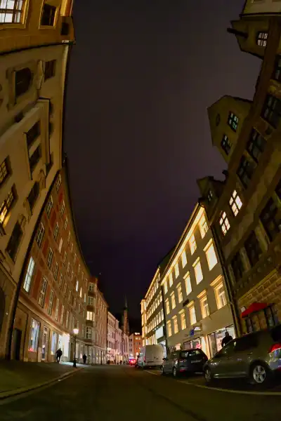 Nachtaufnahme der Burgstraße in München