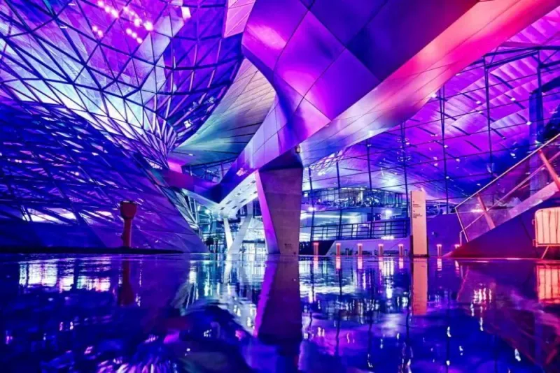 Spiegelung an der BMW-Welt in München