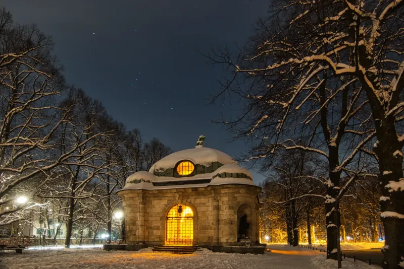 Nachtaufnahme des Hubertusbrunnen in München