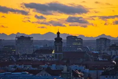 Blick vom Olympiaberg über München-Neuhausen Richtung Alpen