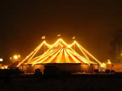 Nachtaufnahme eines Zirkuszeltes