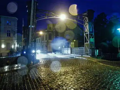 Nachtaufnahme der Hubbrücke über die Elde in Plau am See