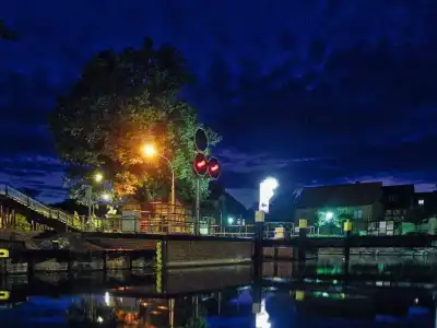 Nachtaufnahme der Elde-Schleuse in Plau am See