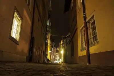 Nachtaufnahme einer kleinen Gasse in Lindau