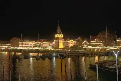 Nachtaufnahme der Lindauer Hafenweihnacht