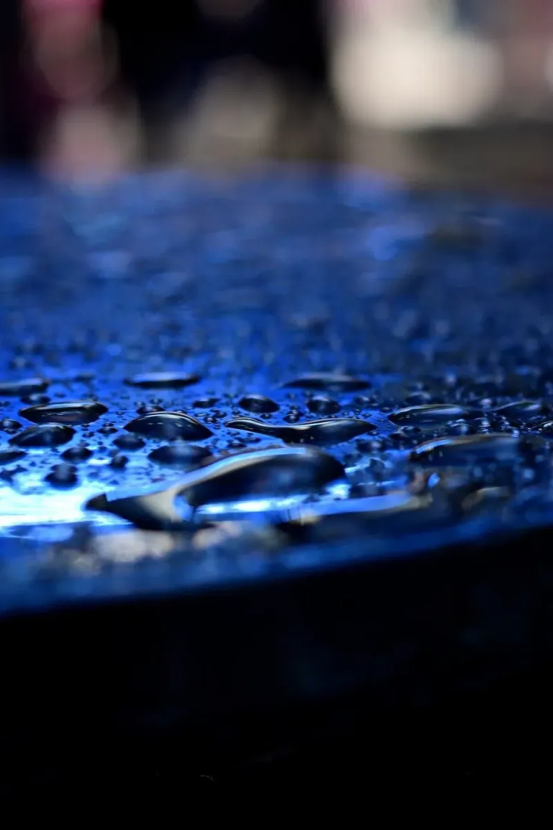 Regentropfen auf Metalltisch