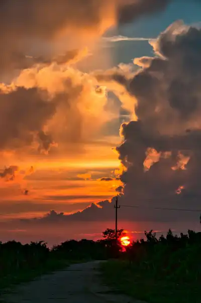 Wolkenreicher Sonnenuntergang