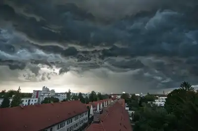 Stark bewölkter Himmel über München
