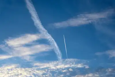 Wolken und Kondensstreifen am Münchner Himmel (22.03.2024)
